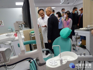 診間參觀及臥床病人直接推病床入診間看診。