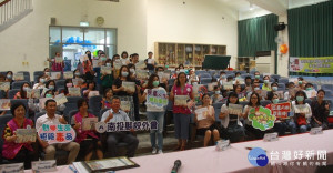 南投縣府與校外會邀集學校志工參與反毒繪本研習。（記者扶小萍攝）