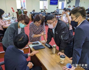 立委蘇治芬為減輕養殖戶的電費壓力，與蔡易餘、陳亭妃等委員向農委會主委陳吉仲反應漁民心聲，成功爭取養殖漁業用電優惠。