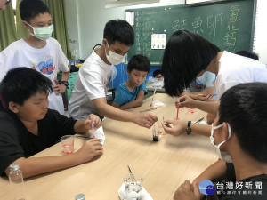 福營國中數理資優班的科學種子們，今年暑假首次跨出新北市，來到彰化二林的萬興國小 