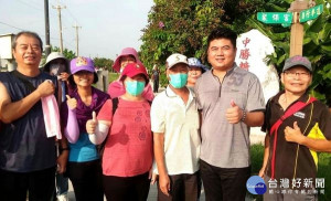 褒忠公所為提倡鄉內運動風氣，特舉辦「大手牽小手，快樂齊健走」活動，鄉長陳建名與數百位民眾齊聚繞行鄉境，現場還有政令宣導、有獎徵答及摸彩，氣氛溫馨熱烈。