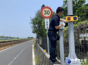 台61線青蚶橋辦理改建工程，沿途台17線平面道路車道縮減，北港警方設立爆閃燈，提醒用路人注意行車安全，獲社區民眾肯定與感謝警察的用心。