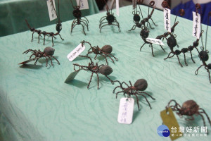 中寮樂齡長輩編成的擺飾等。（記者扶小萍攝）