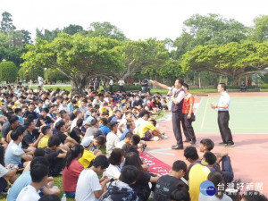 
大甲高工新生始業輔導成長營，三百六十八位各地學子參與，大甲區長顏金源與會，鼓勵學弟妹認真就讀，多帶家人們前來大甲體驗在地文化巡禮及活躍觀光。（記者陳榮昌攝）
