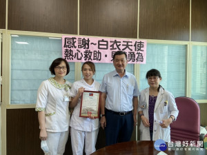 簡鎮長感謝許莉淇的見義勇為致贈感謝狀。（草屯公所提供）
