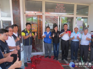 褒忠鄉公所開辦復康巴士服務，提供身障朋友在地有效率的服務，亦讓鄉內之身障朋友能有更多外出就醫、復健和社區交流的機會。