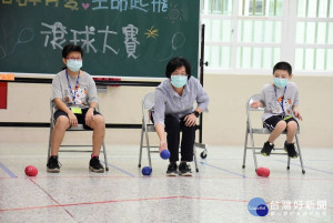 彰化縣長王惠美參與和群國中「慢飛陪伴育樂營」，與同學進行地板滾球競賽。