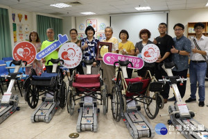 曾家老三曾茂隊、老四曾茂燦、老五曾茂益各偕太太一起到位於蘆洲區的新北市輔具中心捐贈，由社會局長張錦麗代收 