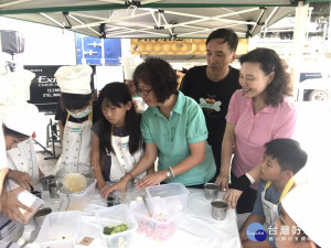  食品企業捐贈食材讓弱勢兒少自己動手做料理，活動體驗讓弱勢孩童多了一個學習與成長的機會