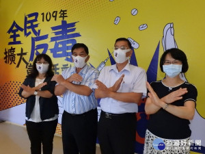 陳副縣長（左2）等人反毒宣導。