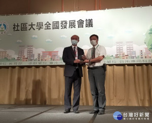 教育處陸處長（右）代表授獎。（南投縣教育處提供）