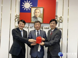 臺北醫院院長交接，在衛福部陳時中部長見證下，原院長徐錦池醫師(左)將印信交由新任臺北醫院院長 鄭舜平院長(右)