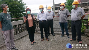 蔡培慧與台電及專業人員到中州國小。（中辦提供）