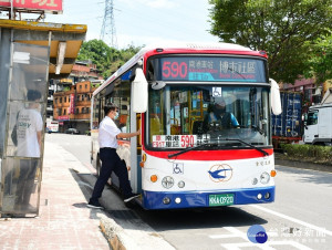  11 條路線新巴士自今年7月轉型市區公車路線以來，交通局經由問卷調查，逾8成5的乘客對於轉型後營運服務品質提升感到滿意