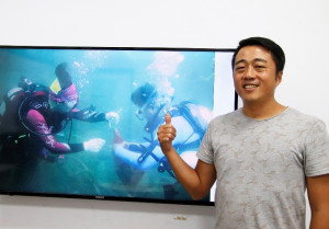 中央大學在水文與海洋科學所黃志誠所長的領軍下，成立「藍海環保潛水隊」，深入海底清垃圾，自願成為海底清道夫。