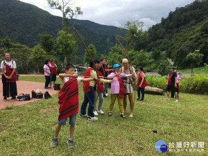 民眾造訪南豐社區，體驗賽德克族的射箭文化。(圖/記者賴淑禎攝)