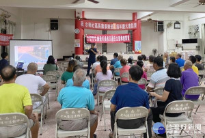 水林分駐所假水南社區活動中心舉辦警民交通、治安座談會，與民眾做雙向交流溝通，並向長輩們宣導交通安全及反詐欺觀念。