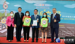 28日於新北市新莊區中港國小舉行捐贈儀式，邀請受贈學校校長及家長代表共同參與，並由教育局及交通局代表頒發感謝狀