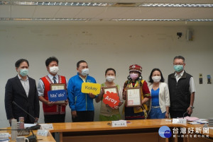 侯友宜市長到場頒發「108年度原住民族語言能力認證測驗」榜首獎狀