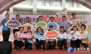 陳正昇與來賓展示南投社大20週年有成。（記者扶小萍攝）