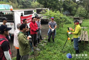 動保處29日攜手9個動保團體，以及中華民國山岳協會與在地里民計105人，針對過去1年7個通報熱點同步進行清山行動，共同掃蕩獸鋏與山豬吊