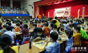 新北市紅面棋王全國圍棋公開賽至今已邁入第十四屆了，今年棋王盃仍報名踴躍，全國各地選手一千餘人參賽