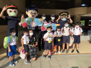開學日海山警分局護童的同仁至轄內各國民小學執行上學的安全維護工作，分局長林温柔特地前往海山國小，關心校園週邊交通狀況及孩童們上學的情形