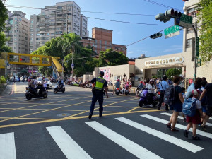 板橋分局針對轄內10所國民小學上、放學時段，賡續執行校園周邊交通疏導、管制工作 