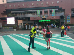 三重警分局考慮家長關心學童上、下學安全，特別在開學日加強小學校園安全巡邏和守望勤務