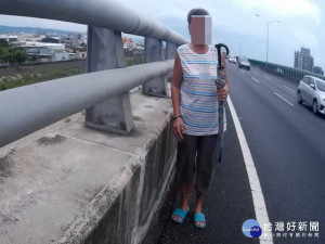 老婦人闖快速路危險萬分。林重鎣攝