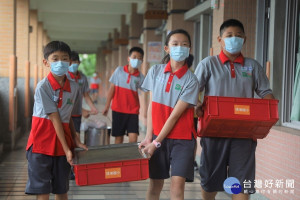 侯友宜特別到頂埔國小，確認校園於中午用餐時的防疫作為是否到位，同時了解學童用餐菜色內容，並聽取教育局對於未來肉品供應學校午餐的規劃簡報
