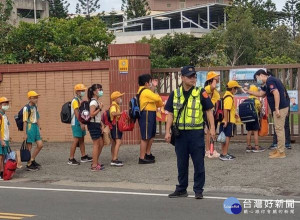 北港警方強化各項校園安全維護作為，特於開學週編排警力維護學童安全與保持交通順暢。