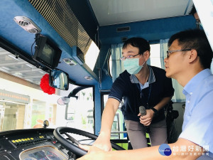 臺北區監理所梁郭所長親上駕駛座體驗視野輔助系統 （記者黃村杉攝）