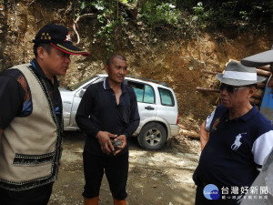 信義鄉雙龍後山農路年久失修，林縣長〈右〉深入會勘改善，〈左為信義鄉長全志堅〉。