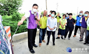 縣長王惠美視察北斗鎮排水改善工程， 聽取簡報。