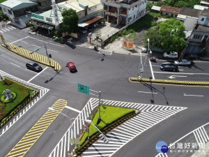 南投工務段就草溪路進行標線路平改善。（工務段提供）