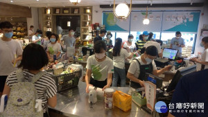 麻豆區農會農特產品供應中心民眾以農遊券消費盛況。