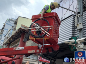 交通局1日動員執行交通號誌桿纜線清整行動 