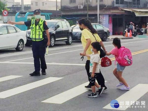 臺西警分局因應開學週，加強校園周邊交通疏導，確保學童上、下學安全及交通順暢，讓家長放心、學生安心。