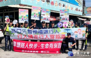斗六警分局長江慶斌率員前往前十大多事故路口指導執法技巧，並對行經路口之行人與汽機車駕駛宣導有關「路口慢看停」觀念。