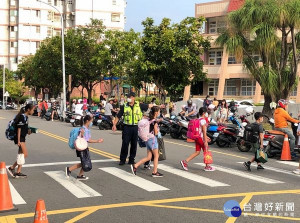 斗六警分局於上下學熱點時段，以「護童勤務」來守護學童安全，堅守崗位為學童打造優質安心的學習環境。