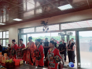 慈濟宮董事長王文宗在中元節特別率領多位董事及多位義工同仁前往「竹篙山靈骨寶塔」為前往祭拜祖先的民眾服務。