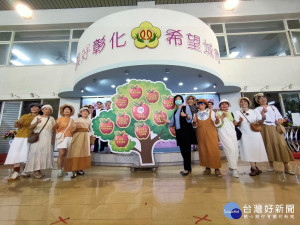 縣長王惠美與16位長青長輩穿搭時尚秀。圖／記者鄧富珍攝