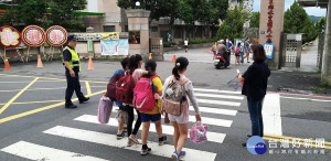 水里國小前，員警執行護童專案。