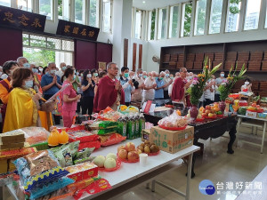 板橋榮家109年度中元節普渡暨法會3日於榮靈祠舉行，由家主任張長林擔任主祭