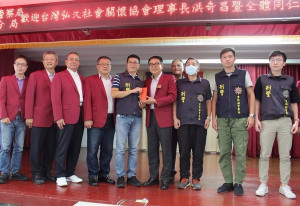 臺灣弘久社會關懷協會理事長洪奇昌肯定北港分局緝毒有功，特前往頒發破案獎金，分局長王立德回贈名產以表謝忱。