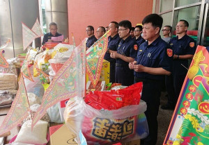 臺西警分局中元普渡祈安儀式，由分局長張文峰帶領各級幹部及員警一同祭拜，祈求出入平安、身體健康，治安平穩。