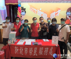 新北市榮民服務處昨（3）日與新北市政府就業服務處攜手合作，為服務待（轉）業榮民眷、退除役官兵和市民，於三重綜合體育館辦理現場徵才活動 