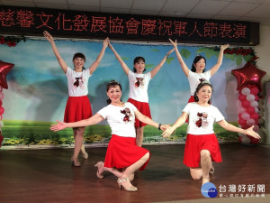慈馨文化發展協會於九三軍人節到板橋榮家向昔日的國軍英雄們表達關懷祝福，家主任張長林特別致贈感謝狀表達感謝之意