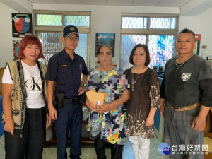 偏鄉長者生活面臨困境，信義分局員警等人前往慰問並發放紓困金。